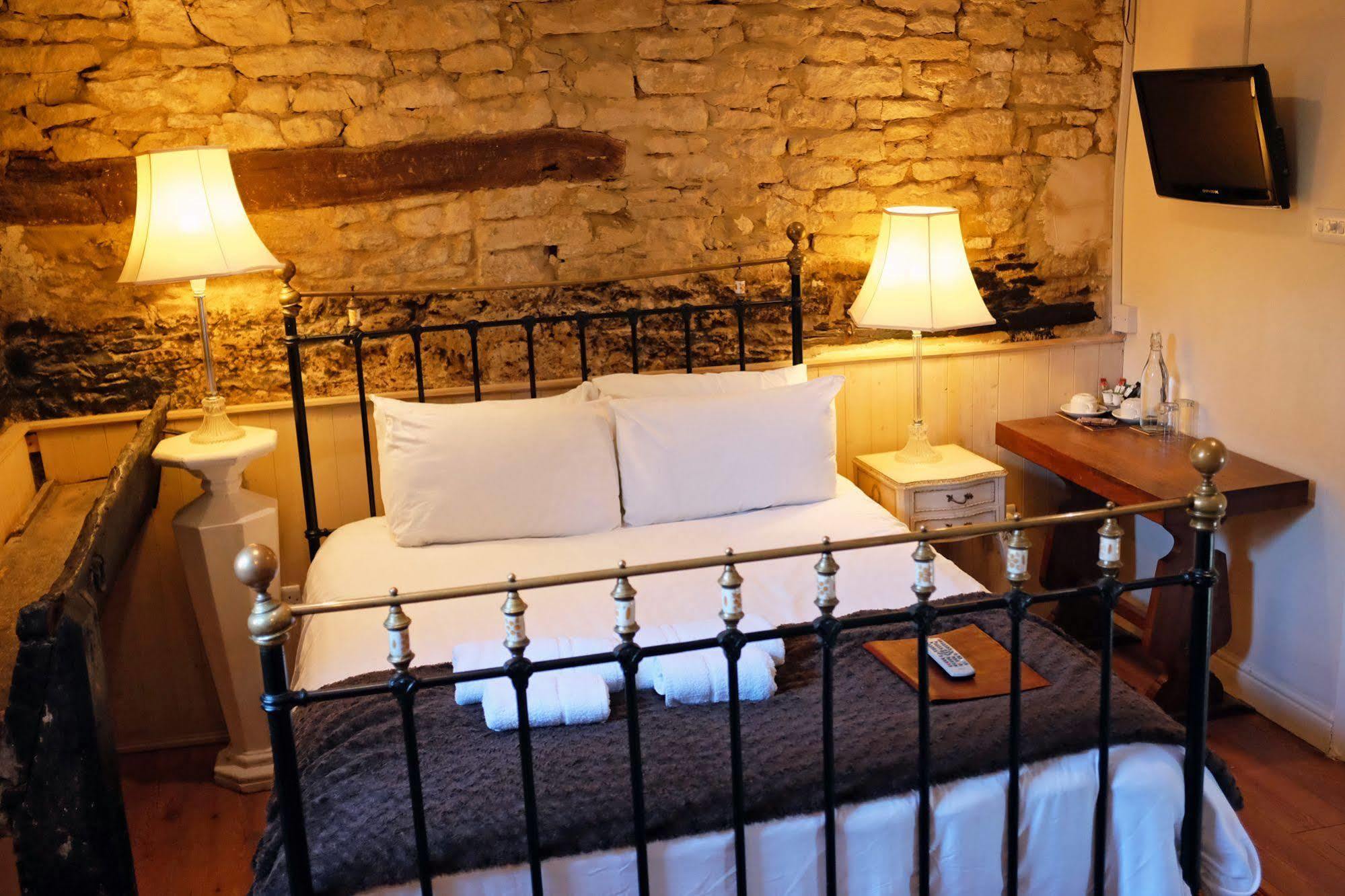 The Old Court Hotel Witney Ngoại thất bức ảnh